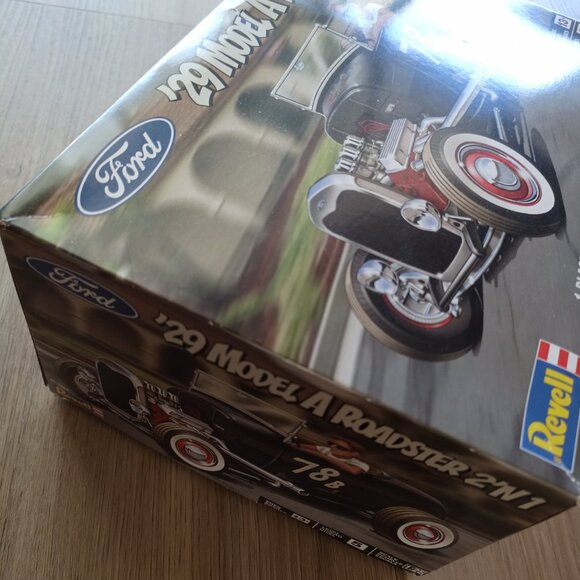 Revell model car kit 29 model A roaderster 2 in 1 open box never used - Picture 7 of 8